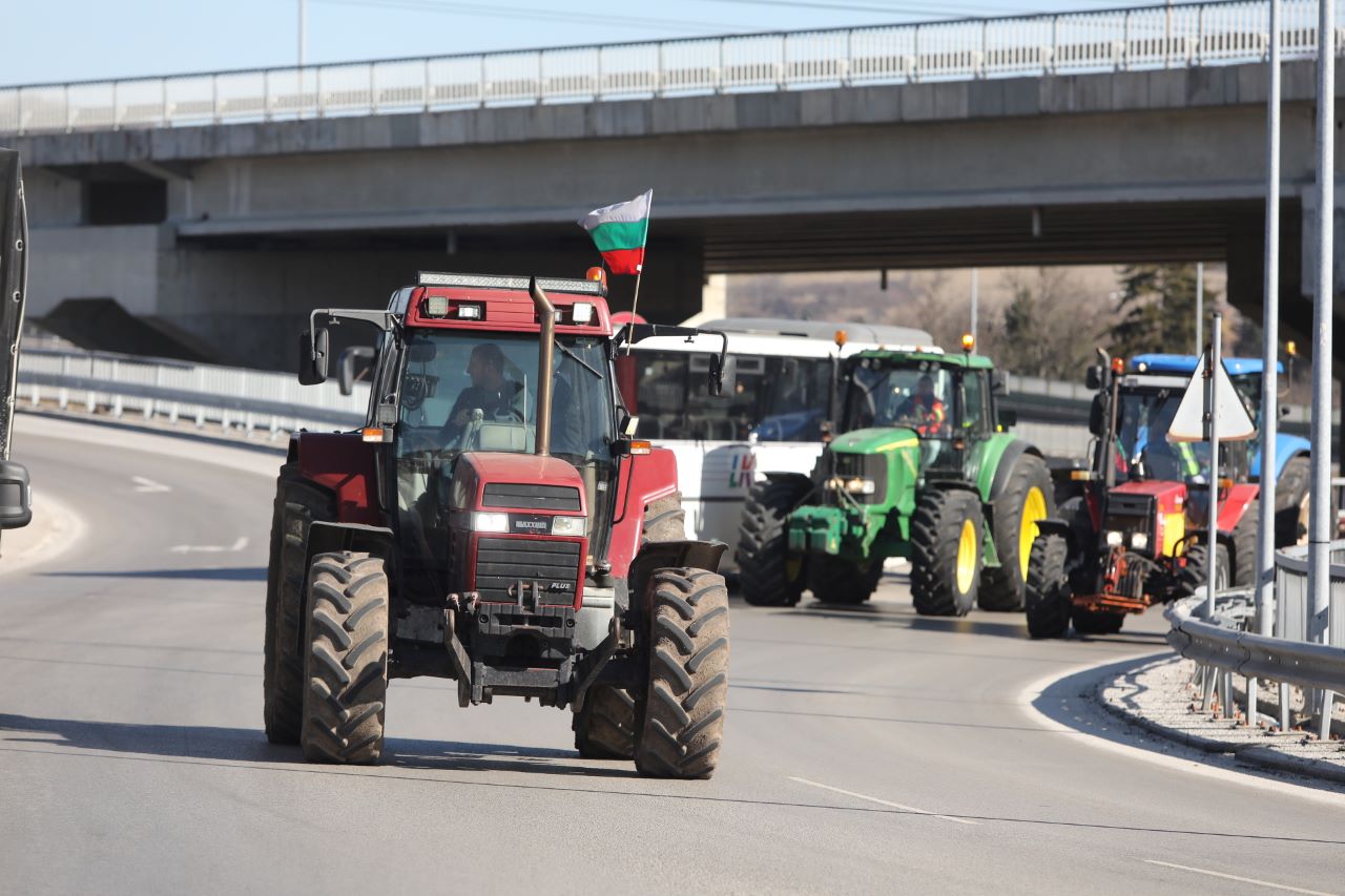 <p>Трети ден продължават протестите на земеделските производители. И днес те блокираха основни пътища в страната. От няколко дни тежка техника е разположена на десетки пътни артерии.</p>

<p>&nbsp;</p>