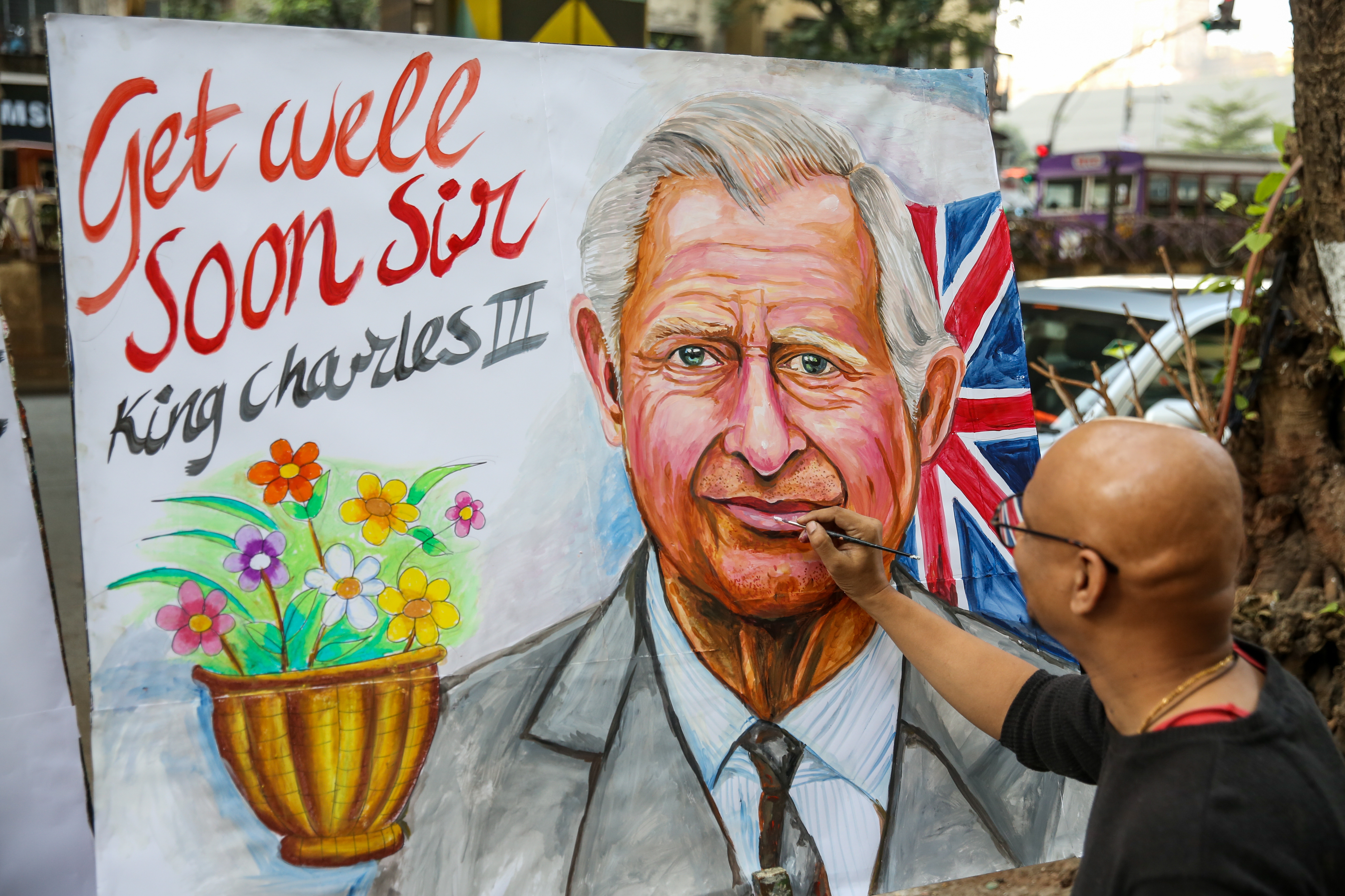  Художници рисуват краля ухилен и му желаят бързо възобновяване. 