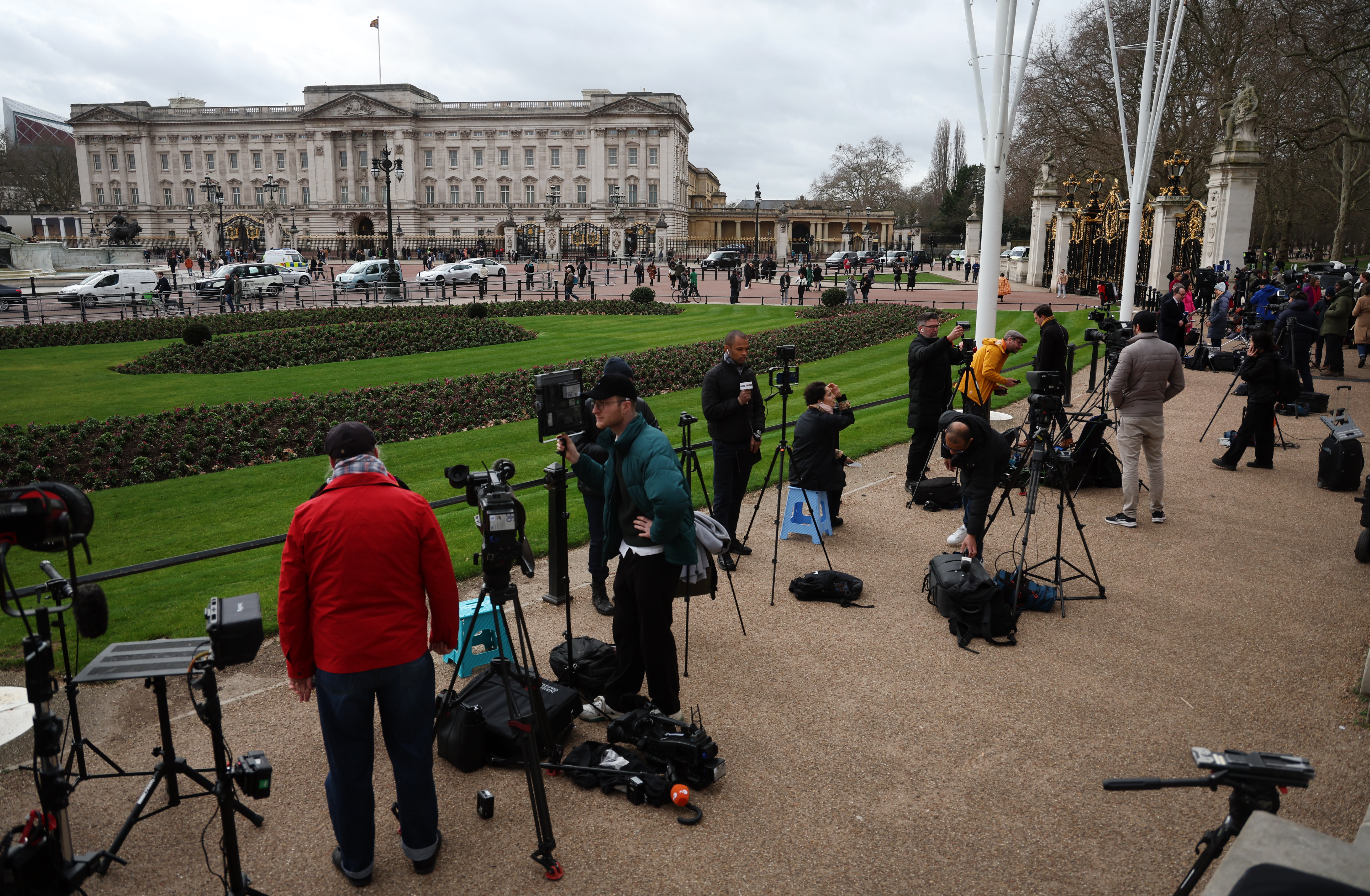  Журналисти завардиха Бъкингамския дворец в очакване да чуят новини за състоянието на Чарлз III.