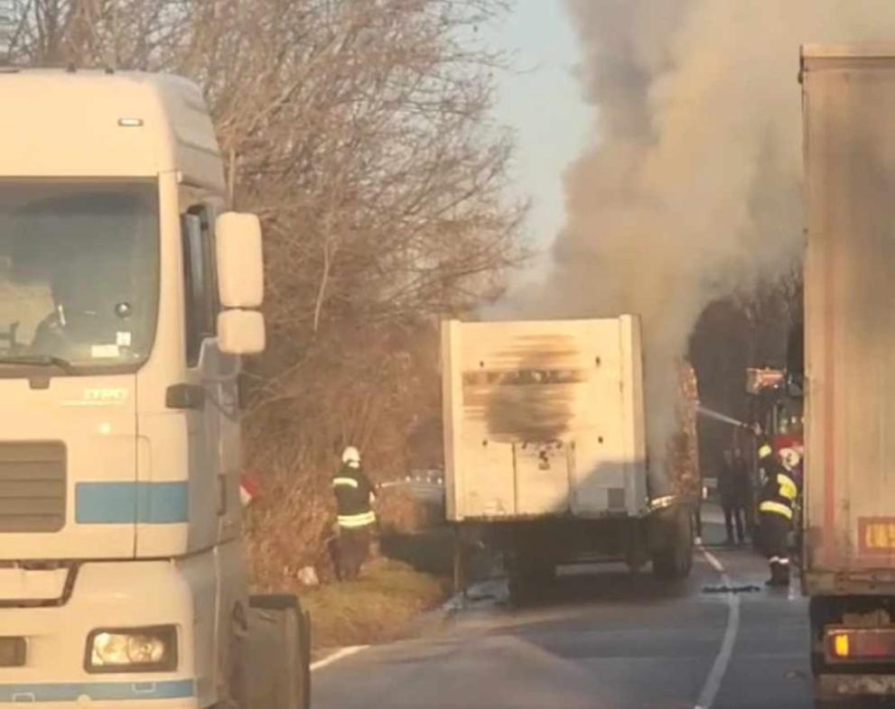 Снимка: Камион с дърва се запали край Велико Търново