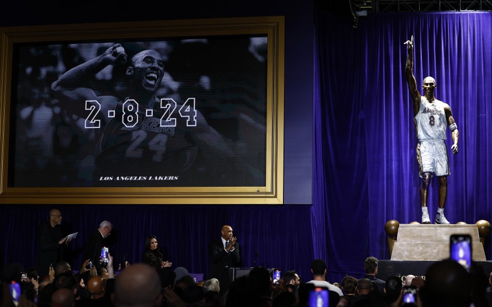 Паметник на легендата на Лос Анджелис Лейкърс Коби Брайънт беше