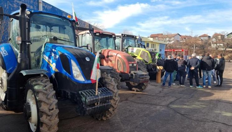 протест - ПОРЕДЕН ДЕН: Земеделци затвориха АМ 