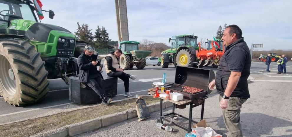 Снимка: Земеделците от Шуменско с необичаен подход на протест: Пекоха кебапчета и пържоли на скара