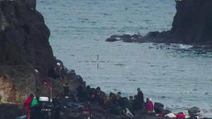 Граничният полицейски кораб Балчик спаси 44 бедстващи мигранти на скалистия