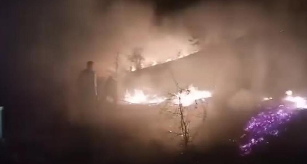 Овладени са два горски пожара и в момента се гаси