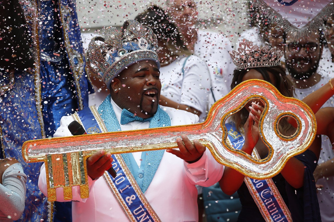 <p>Кметът на Рио де Жанейро короняса крал Момо под бурни аплодисменти, с което постави началото на петдневното управление на символичния карнавален монарх.</p>