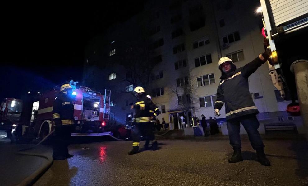 9 души са обгазени при пожара в блок в хасковския