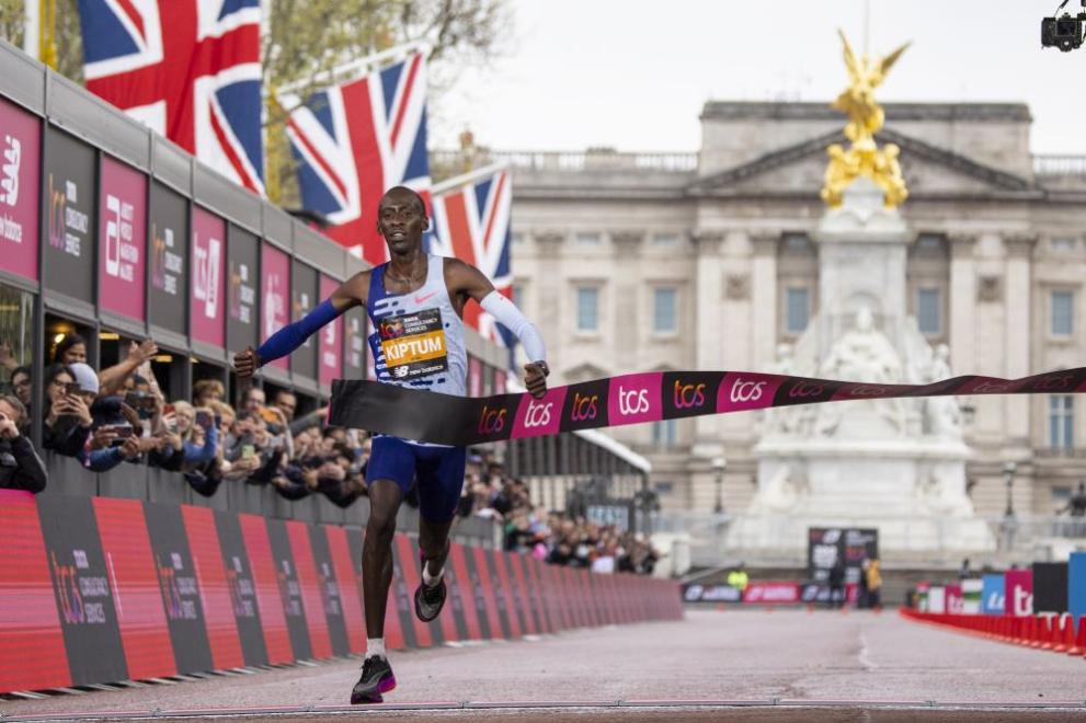 Световният рекордьор в маратона за мъже, 24-годишният кениец Келвин Киптум,