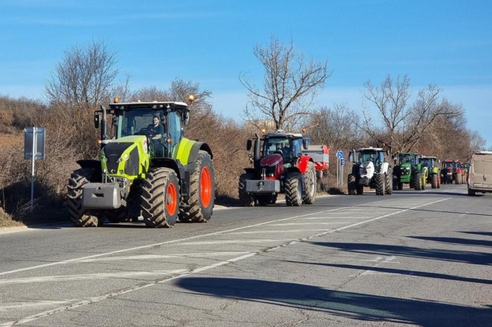 Земеделците от област Монтана няма да блокират пътища, но остават