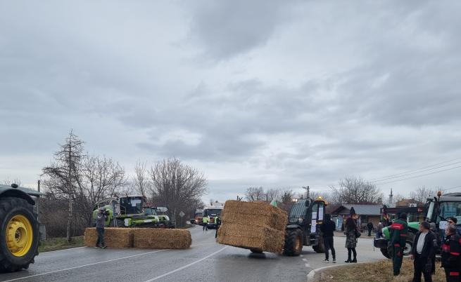 С тежка техника и бали слама: Земеделци затвориха главния път Русе - Велико Търново