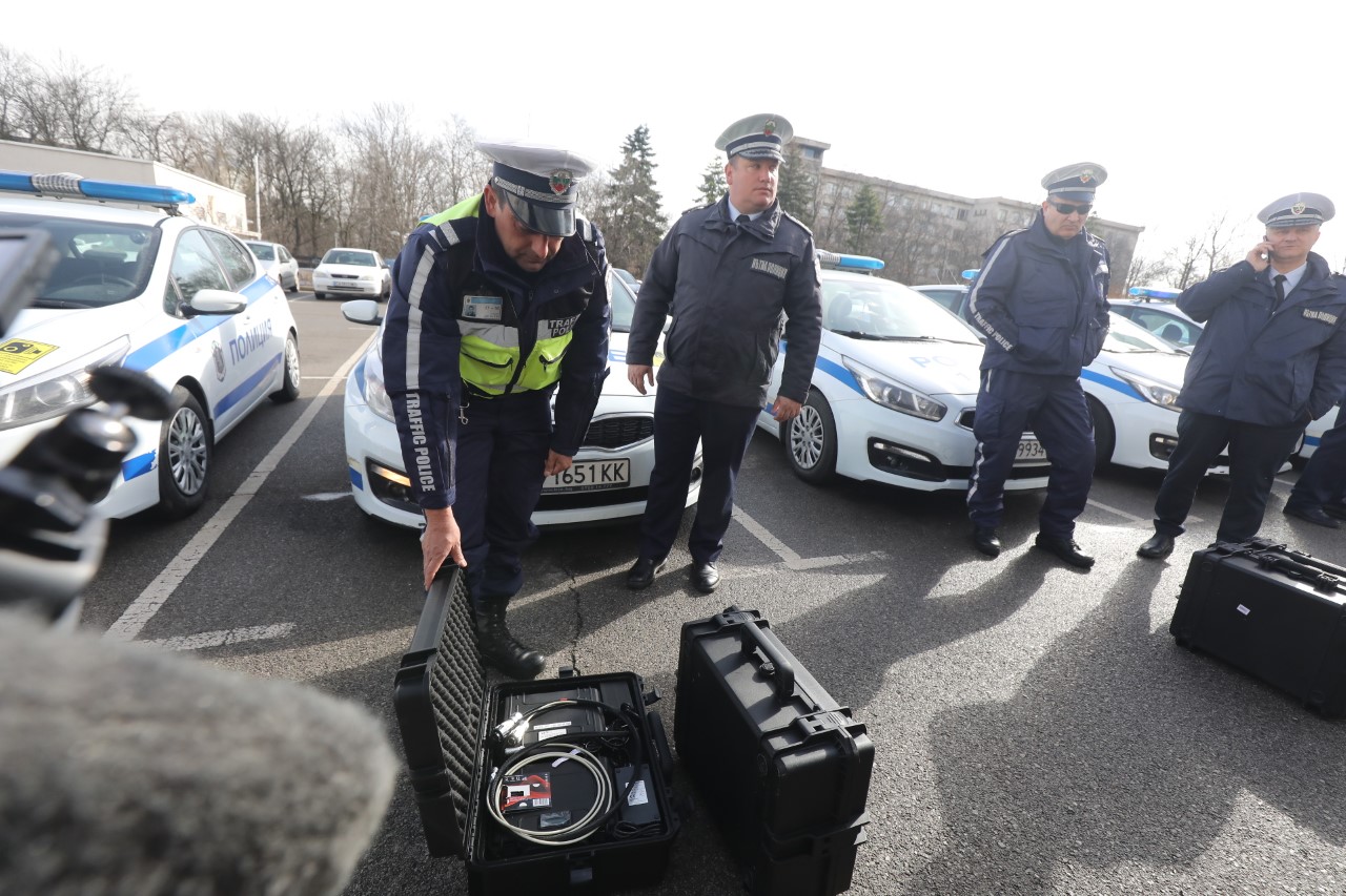 <p>В ГД &bdquo;Национална полиция&ldquo; бе връчена нова техника за контрол на скоростните режими на 20 областни дирекции на МВР.</p>
