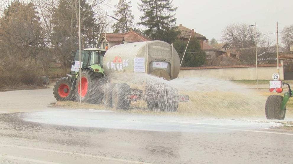 Снимка: Фермери изляха 16 тона мляко на пътя Русе-Велико Търново