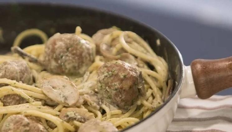 рецепти - ДВЕ ЛЮБИМИ ЯСТИЯ В ЕДНО: Поглезете се с апетитни кюфтенца с бял сос върху спагети