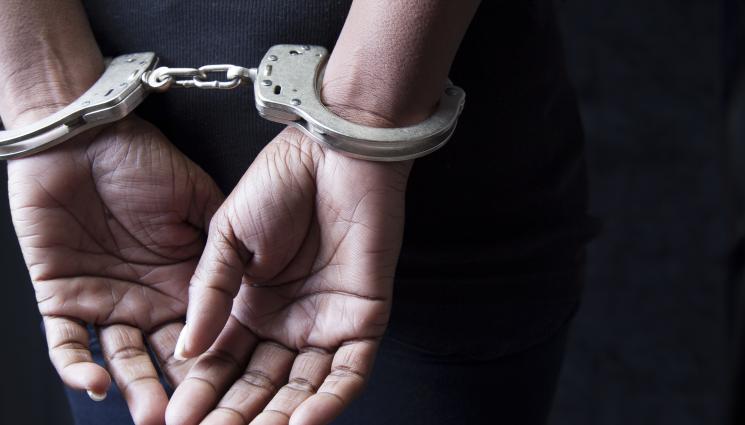 арестувана жена - Закопчаха жена с кока и трева за близо 2 млн. лв. на „Капитан Андреево”