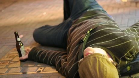 пиян на улицата