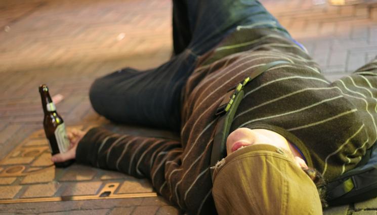 пиян на улицата - НЕПРИЯТНА ГЛЕДКА: Сгащиха депутат пиян и псуващ! (ВИДЕО)