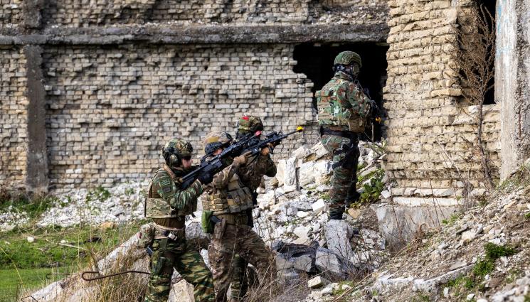 офицери - В АРМИЯТА: Вдигат парите на част от военните, но с условие!