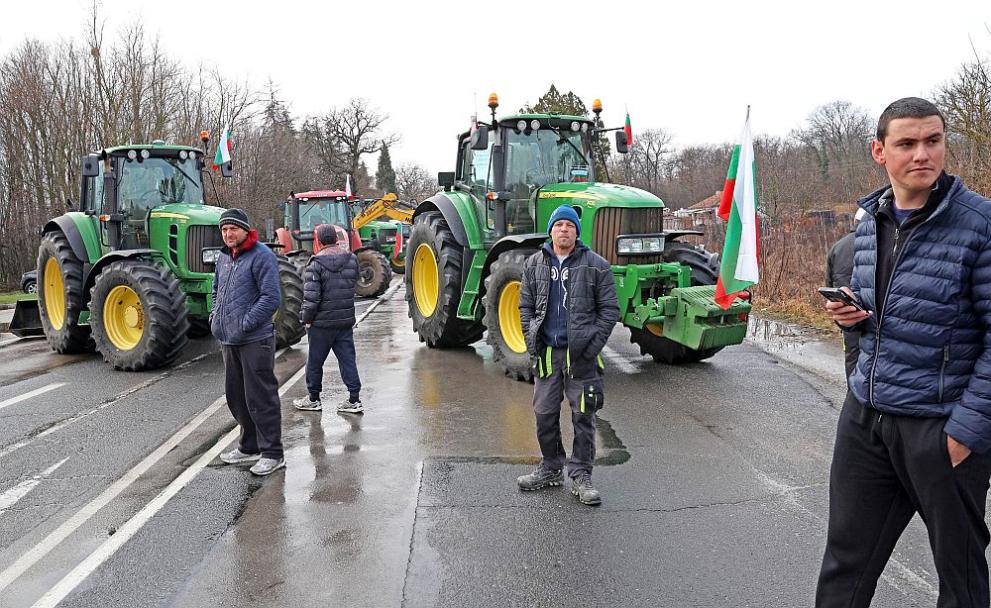 Земеделски производители отново блокираха пътя Варна - Бургас в района