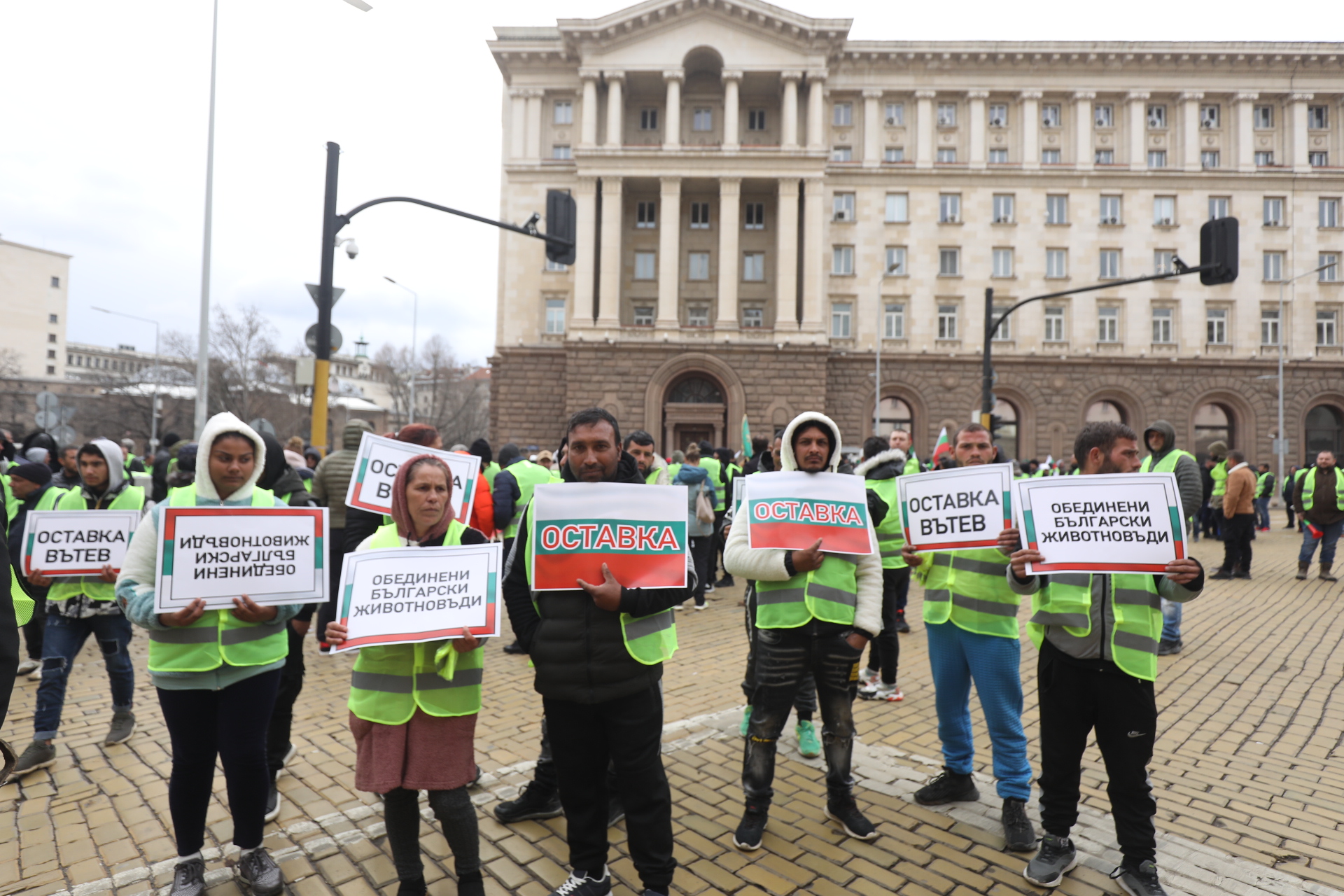 <p>Част от земеделците продължават с протестите, искат оставката на Вътев</p>