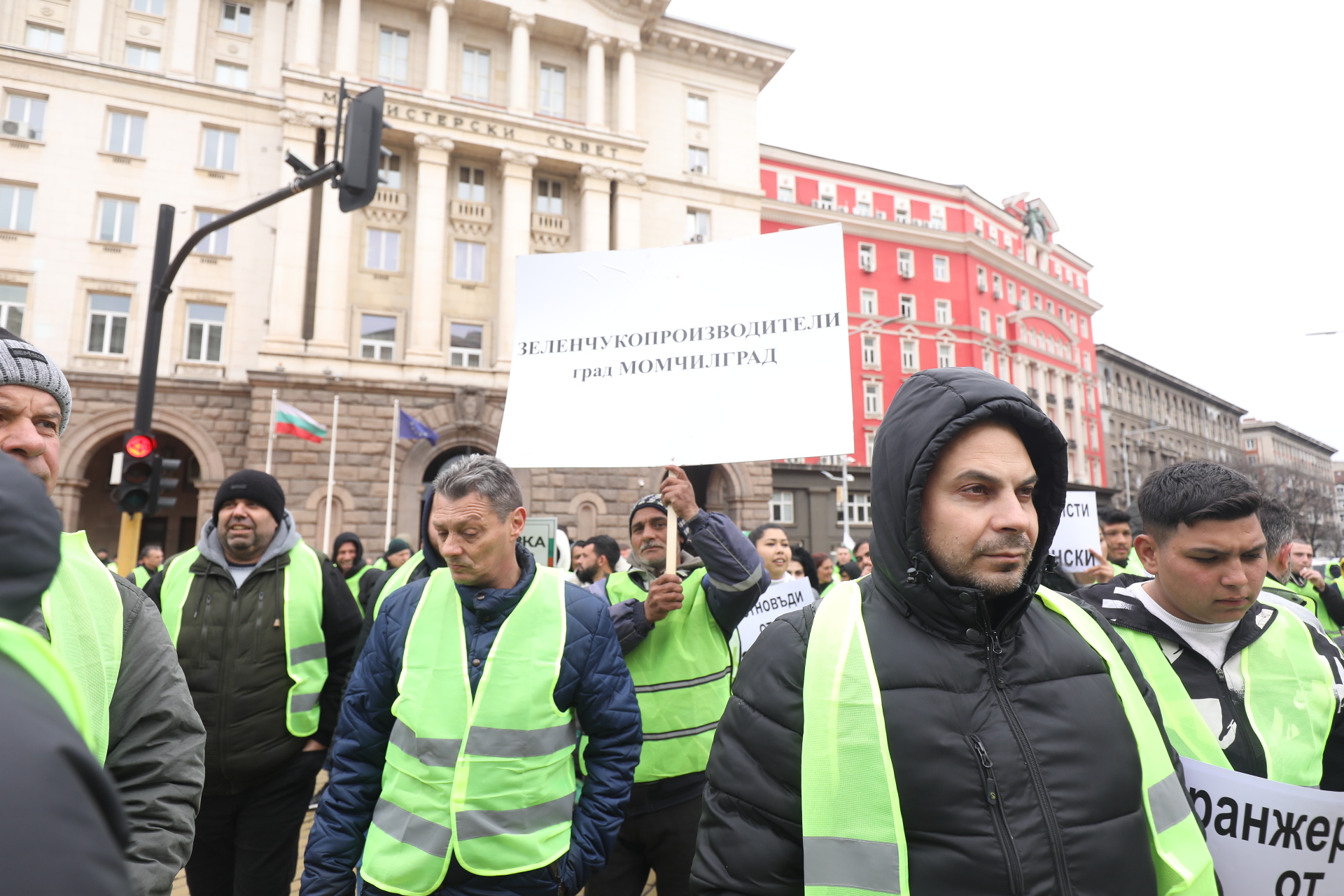 <p>Част от земеделците продължават с протестите, искат оставката на Вътев</p>