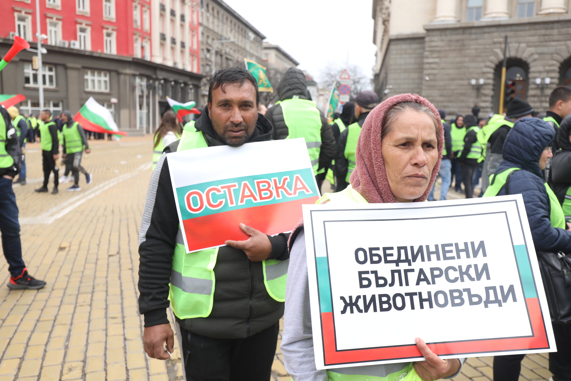 <p>Част от земеделците продължават с протестите, искат оставката на Вътев</p>