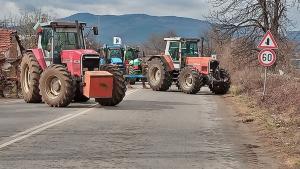 Продължават протестите на земеделски производители от Кюстендилско Недоволните затвориха пътя