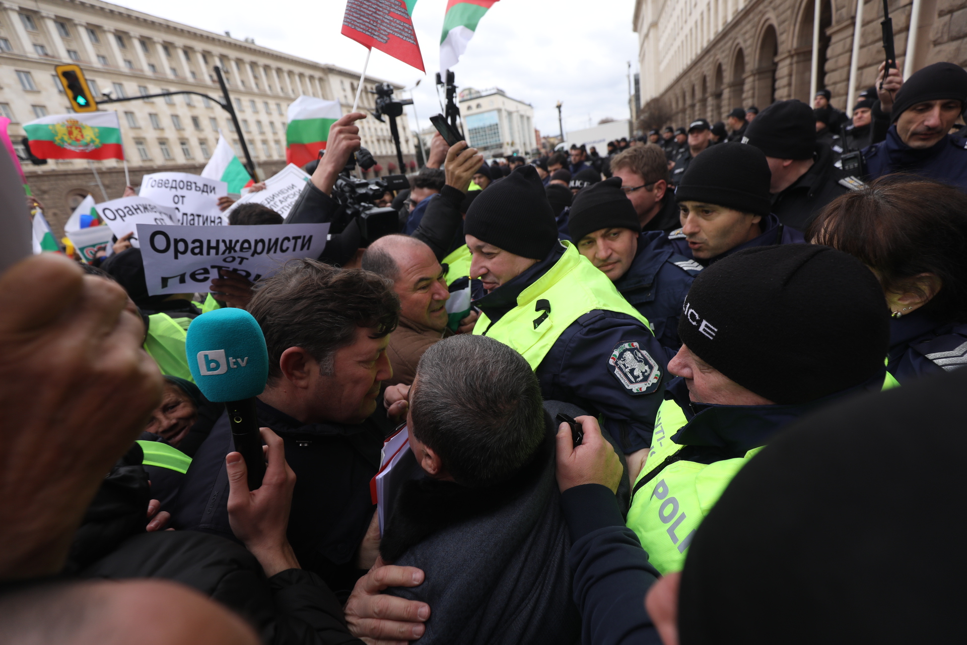 Част от земеделците продължават с протестите, искат оставката на Вътев