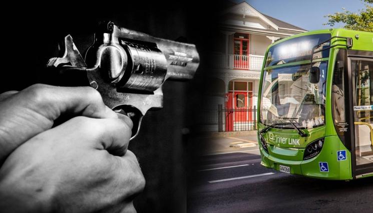 пистолет - ГАБРОВО МИ Е ДИВ ЗАПАД: 18-годишен развъртя патлак, стреля по автобус!