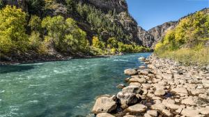 Поредица от язовири резервоари и правни споразумения превърнаха река Колорадо