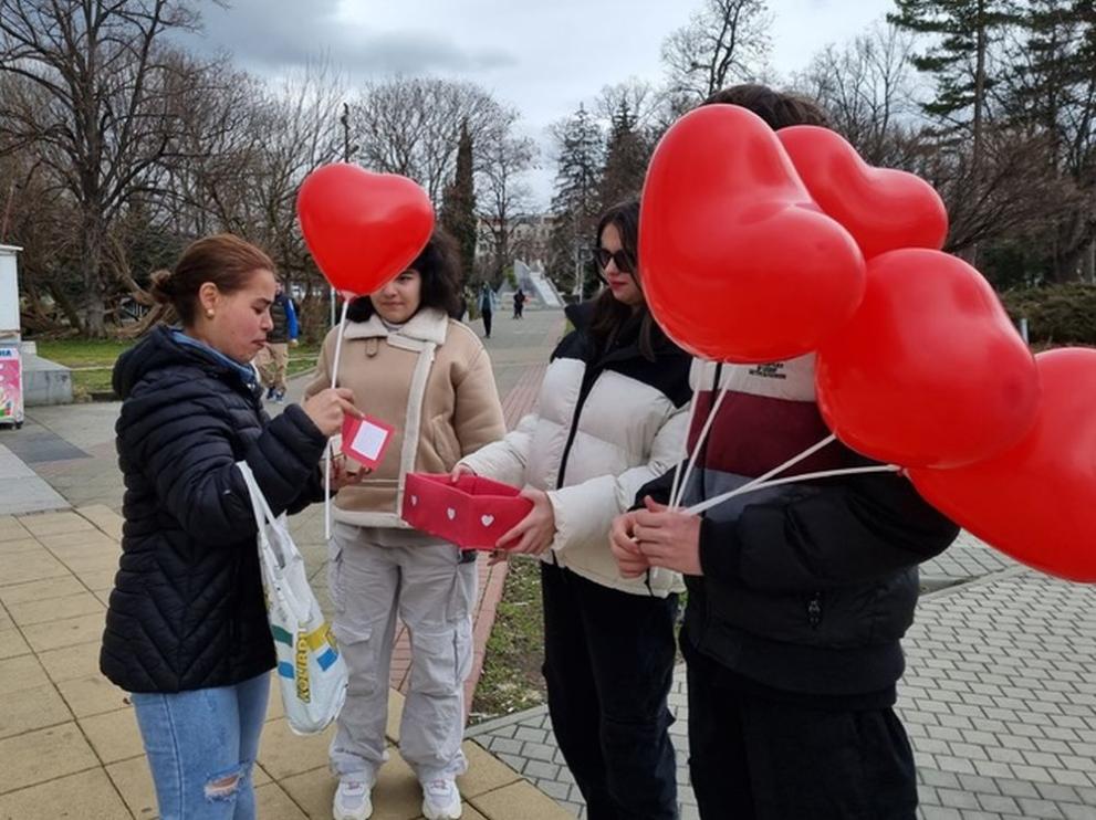 Снимка: Раздадоха близо 500 валентинки с послание за обич в Кърджали