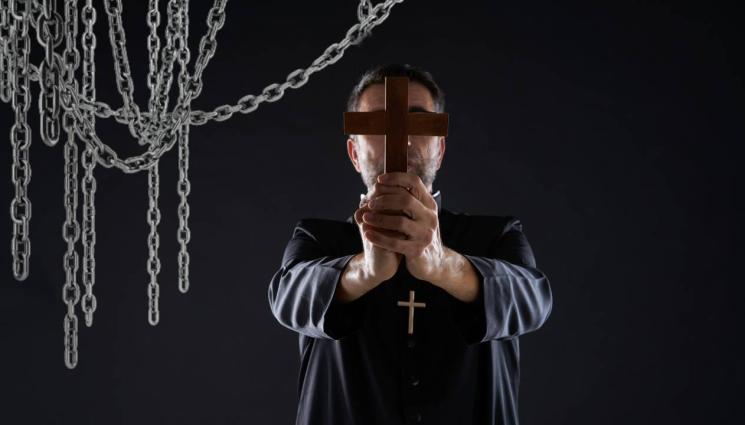 вериги екзорсизъм - КАТО ВЪВ ФИЛМ НА УЖАСИТЕ: Психар затри семейството си по брутален начин! (СНИМКИ+ВИДЕО)