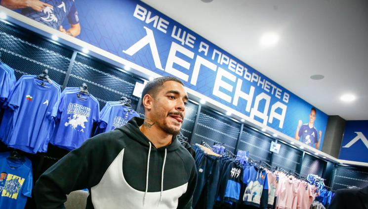 Уелтън изпращане фенове - Уелтън иска да се върне в Левски! В Осака свързвали бразилеца с Якудза заради татуировките на лицето и го гонели постоянно за наднормено тегло