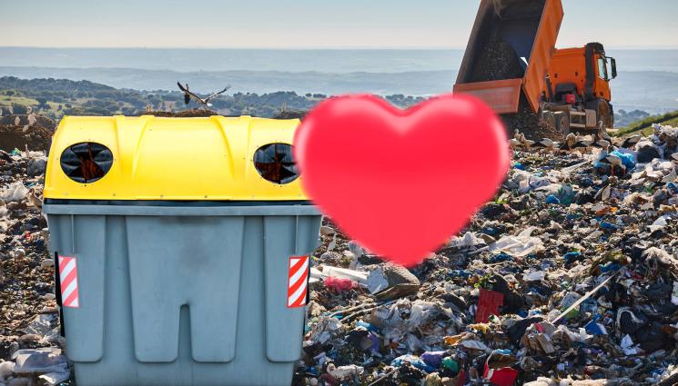 сметище любов - ФЛИРТ НА СМЕТИЩЕТО: Самотница откри любовта в кофа за боклук! (СНИМКИ)