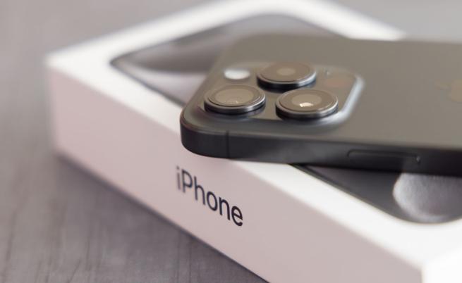 $230 за „разрязан чорап“ – подигравки за новия iPhone Pocket на Apple онлайн