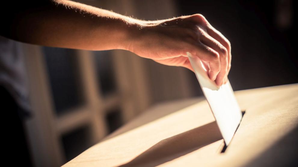 До днес българските граждани могат да подадат заявление за гласуване