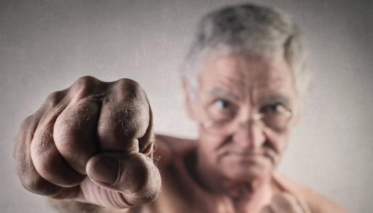 ядосан дядо бой - БЕСНИ СТРАШНИ ПЕНСИИ: Подивял дядо опердаши държавна чиновничка