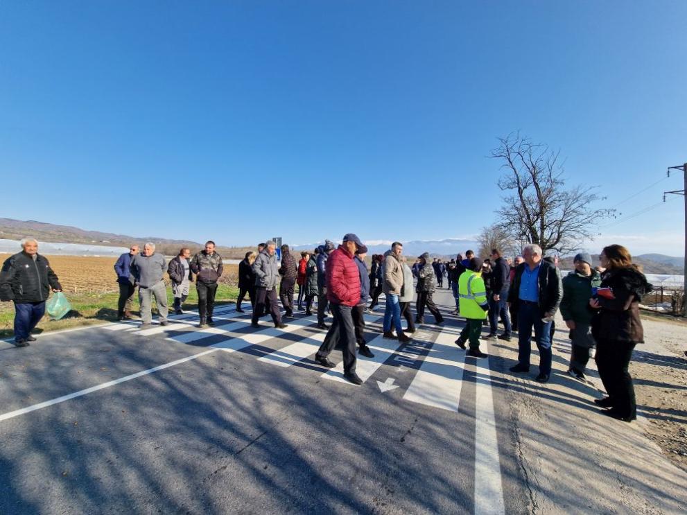 Снимка: В знак на протест: Жители на Старчево затвориха пътя между Петрич и Сандански