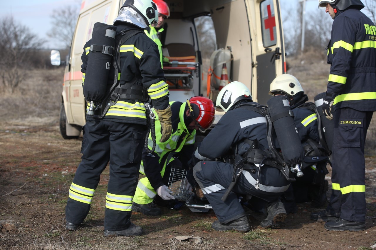<p>На 45-и км от автомагистрала &bdquo;Тракия&ldquo; при пътен възел с. Мухово,&nbsp; се състоя практическо учение на тема &bdquo;Действия при пътнотранспортно произшествие&ldquo;. Учението е организирано от Главна дирекция "Пожарна безопасност и защита на населението", с участие на МВР, местната власт и други ведомства, съобщиха от МВР.</p>