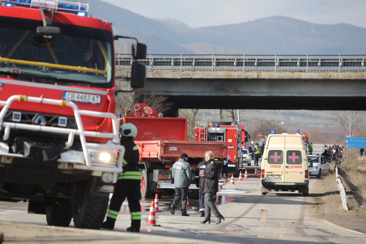 <p>На 45-и км от автомагистрала &bdquo;Тракия&ldquo; при пътен възел с. Мухово,&nbsp; се състоя практическо учение на тема &bdquo;Действия при пътнотранспортно произшествие&ldquo;. Учението е организирано от Главна дирекция "Пожарна безопасност и защита на населението", с участие на МВР, местната власт и други ведомства, съобщиха от МВР.</p>