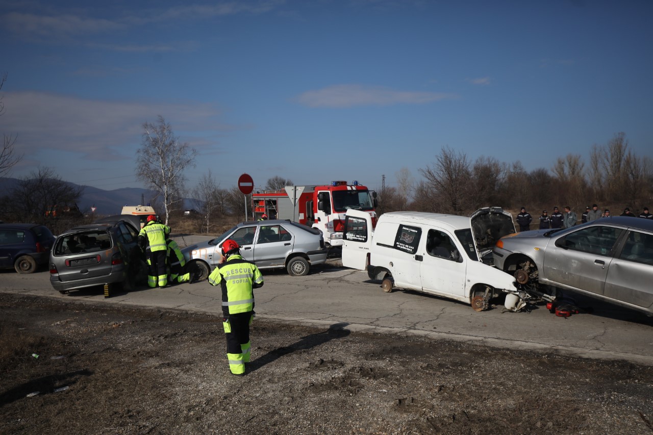 <p>На 45-и км от автомагистрала &bdquo;Тракия&ldquo; при пътен възел с. Мухово,&nbsp; се състоя практическо учение на тема &bdquo;Действия при пътнотранспортно произшествие&ldquo;. Учението е организирано от Главна дирекция "Пожарна безопасност и защита на населението", с участие на МВР, местната власт и други ведомства, съобщиха от МВР.</p>
