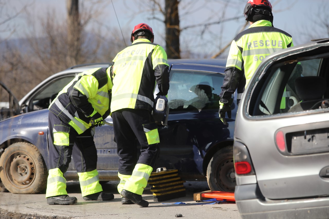 <p>На 45-и км от автомагистрала &bdquo;Тракия&ldquo; при пътен възел с. Мухово,&nbsp; се състоя практическо учение на тема &bdquo;Действия при пътнотранспортно произшествие&ldquo;. Учението е организирано от Главна дирекция "Пожарна безопасност и защита на населението", с участие на МВР, местната власт и други ведомства, съобщиха от МВР.</p>