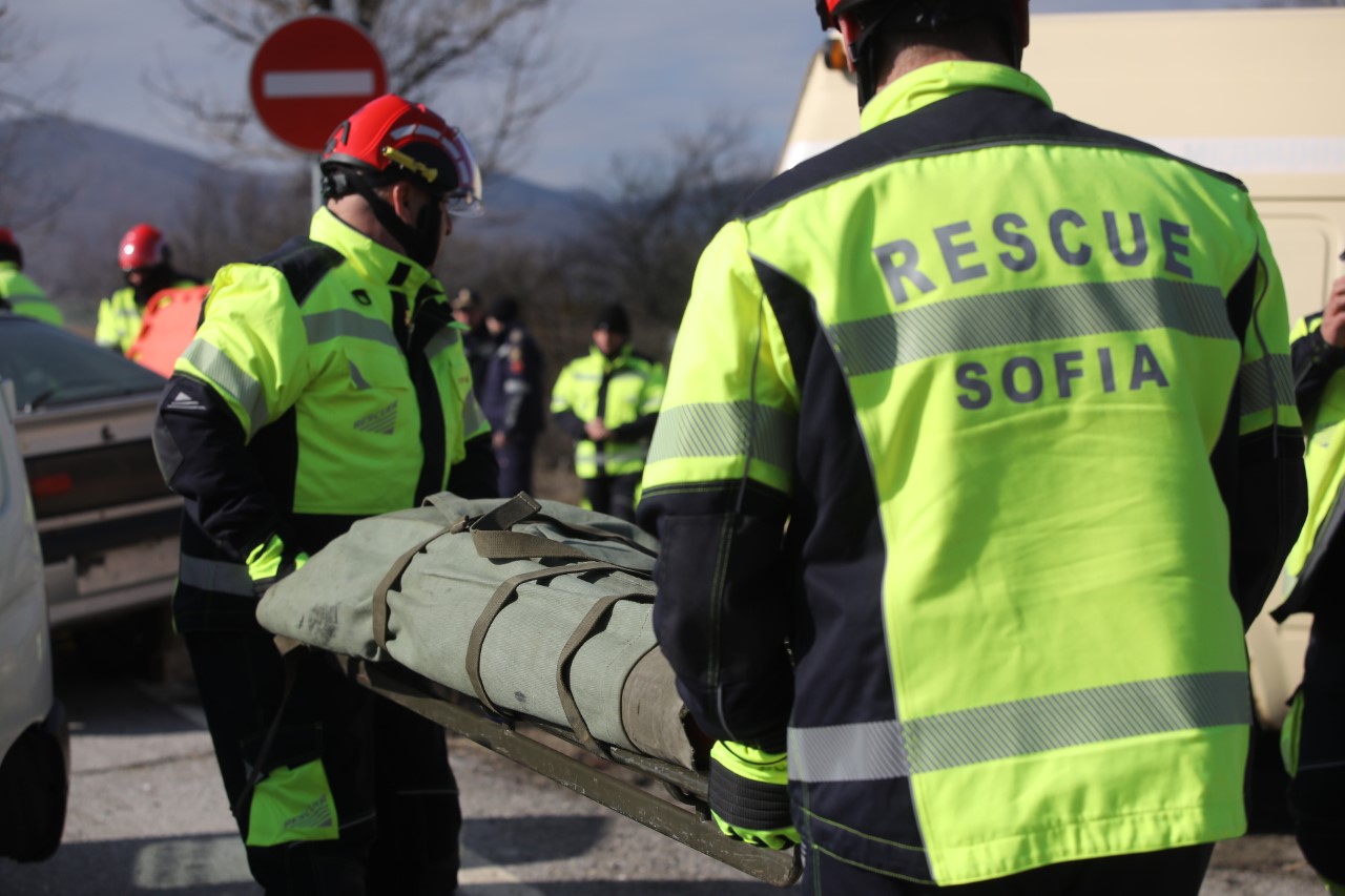 <p>На 45-и км от автомагистрала &bdquo;Тракия&ldquo; при пътен възел с. Мухово,&nbsp; се състоя практическо учение на тема &bdquo;Действия при пътнотранспортно произшествие&ldquo;. Учението е организирано от Главна дирекция "Пожарна безопасност и защита на населението", с участие на МВР, местната власт и други ведомства, съобщиха от МВР.</p>