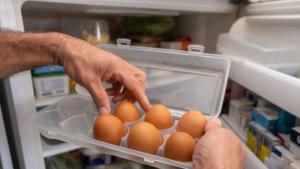 Съхраняването на яйцата в хладилника наистина е по добre отколкото на