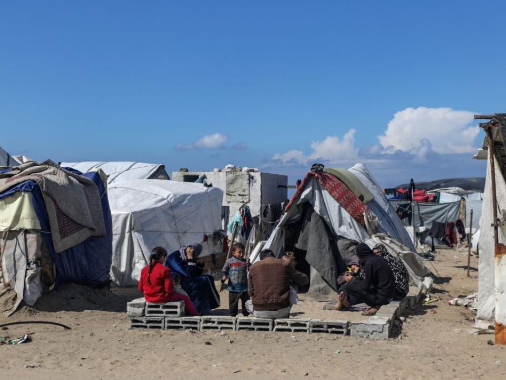 Египет изгражда огромен бежански лагер в пустинята обграден с високи
