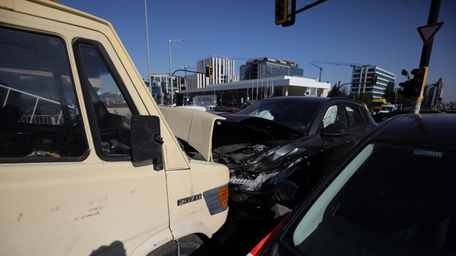 Катастрофа в София: Шофьор помете четири автомобила (СНИМКИ)
