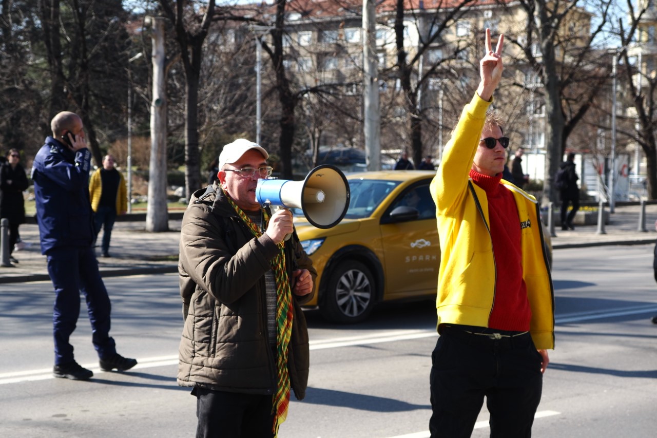 <p>Десетки граждани се събраха на протест срещу Луковмарш.</p>