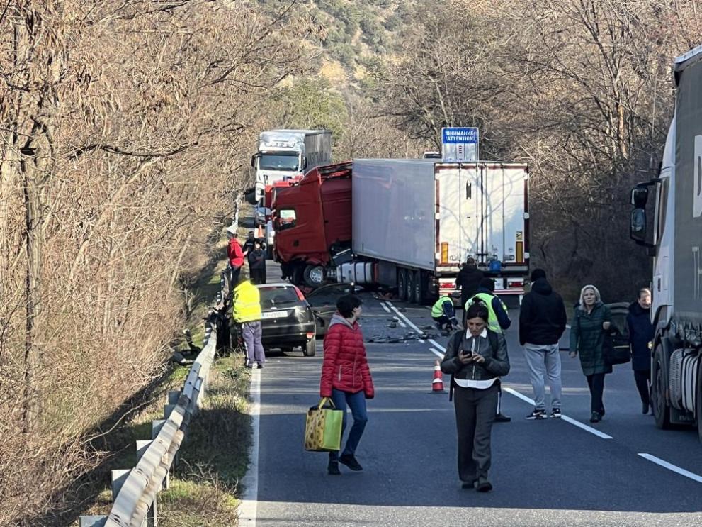 Катастрофа между автомобил и ТИР е станала на изхода на