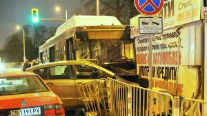 Автобус на градския транспорт в София навлезе в насрещното и