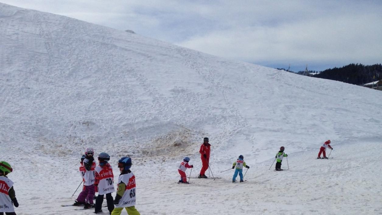 Близо 190 деца от Троян се включиха в проекта „Научи се да караш ски“