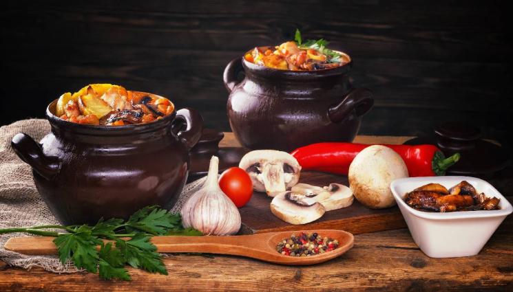 рецепти - С ГОТОВИ ПРОДУКТИ: Бързи гювечета с печено на скара или лесна и апетитна яхния с кюфтета и зеленчуци